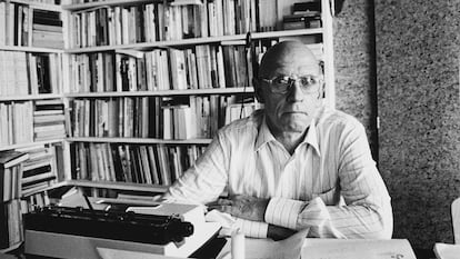 El filósofo francés Paul Michel Foucault (1926-1984), en su casa. París, 1984.