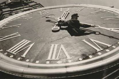 <i>The country&#39;s chief time piece,</i> fotografía de Dimitri Nikolaivitch Baltermants realizada en los años cincuenta.