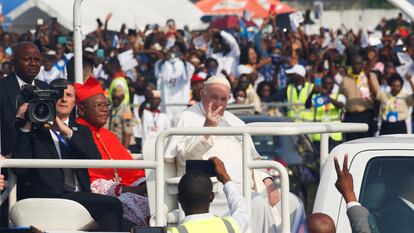 El Papa, durante su trayecto con el papamóvil por el aeropuerto congoleño donde se celebró la misa.
