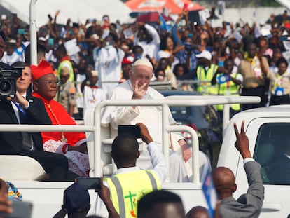 El Papa, durante su trayecto con el papamóvil por el aeropuerto congoleño donde se celebró la misa.