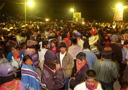 Miles de indígenas participan en la fiesta zapatista que durará tres días.