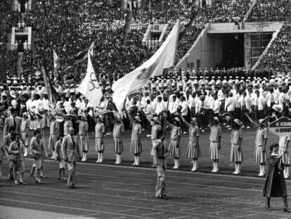 La delegación española, con Herminio Menéndez como abanderado, desfila con la bandera del Comité Olímpico en la inauguración de los Juegos.