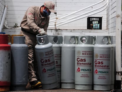 Trabajadores de Gas Bienestar reparten cilindros en Iztapalapa, en Ciudad de México.
