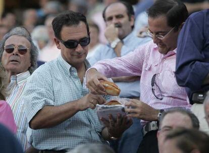 El consejero de Obras Públicas, Joaquín Bascuñana (izquierda), en los toros junto al constructor Trinitario Casanova, en 2005.