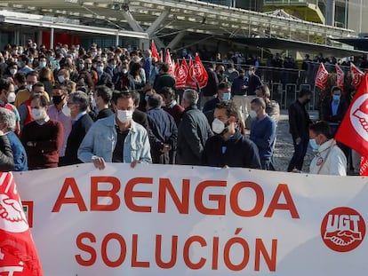 Trabajadores de Abengoa, convocados por los sindicatos, durante una concentración ante la sede sevillana de la multinacional.