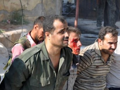 El Ej&eacute;rcito de Siria Libre detiene a un grupo de polic&iacute;as en Alepo.  