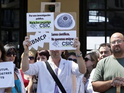 Aspecto de una protesta contra los recortes en ciencia en la Estaci&oacute;n del Norte de Valencia. 