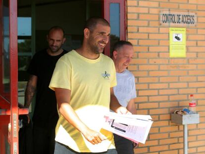 Carlos Aranda y Raúl Bravo (a la izquierda) salen de la prisión de Zuera el 31 de mayo.
