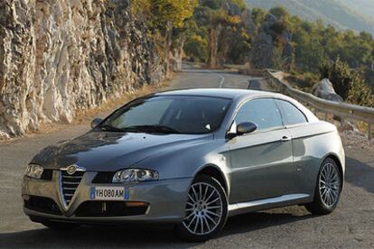 La línea del Alfa GT recupera la esencia de los deportivos clásicos de la marca italiana.