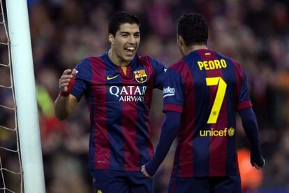 Suárez celebra el gol amb Pedro.