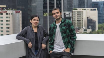 Los periodistas Daniela Rea y Pablo Ferri, tras la entrevista. 