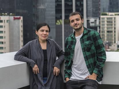 Los periodistas Daniela Rea y Pablo Ferri, tras la entrevista. 