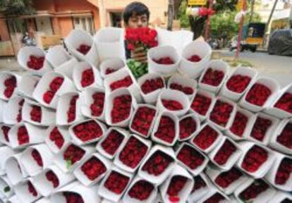 JAG21 BANGALORE (INDIA) 12/02/2014.- Un vendedor indio de rosas posa con decenas de ramos de cara a la celebración del día de San Valentín, en Bangalore (India), hoy, miércoles 12 de febrero de 2014. Los vendedores de flores se preparan de cara a la celebración del día de San Valentín, el próximo 14 de febrero. EFE/Jagadeesh Nv