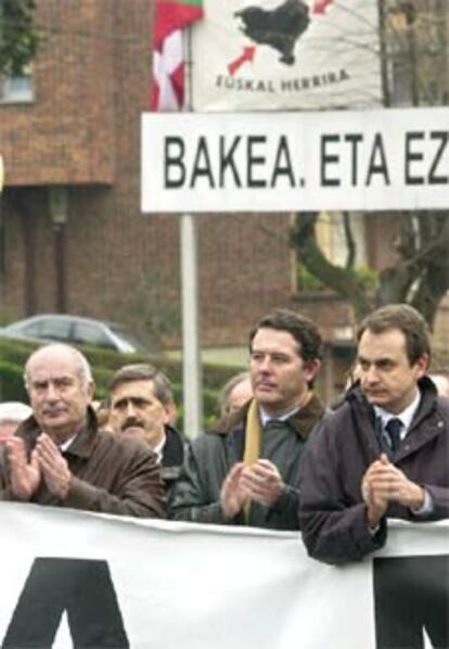 El concejal del PSE en Andoain José Antonio Pérez Gabarain (izqda), el ministro de Justicia, José María Michavila (centro), y el líder del PSOE José Luis Rodríguez Zapatero (dcha), en la manifestación que ha recorrido la localidad guipuzcoana.