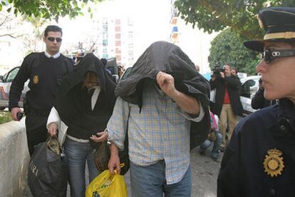 Dos de los detenidos por el presunto blanqueo de dinero, durante su traslado a los juzgados de Marbella.