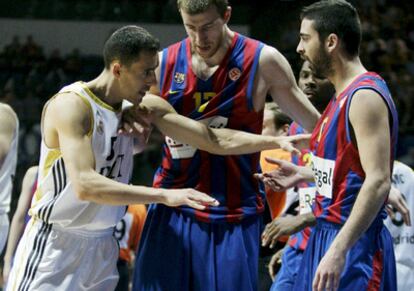 Navarro y Prigioni discuten durante el encuentro