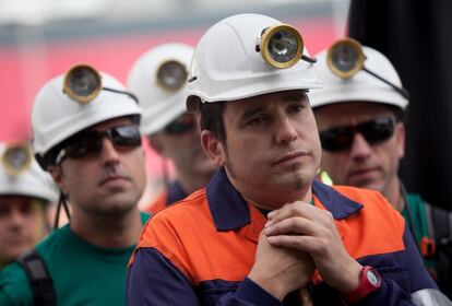 Un minero de MIeres (Asturias) mira emocionado antes de comenzar la marcha, que está previsto que dure tres semanas.