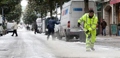 Vitoria ha amanecido hoy cubierta de hielo tras una noche sin incidentes.