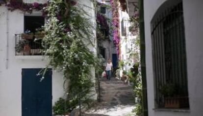 Una dona baixa per un dels carrers de Cadaqués.