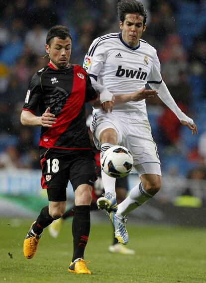 Javi Fuego y Kaká luchan por el balón.