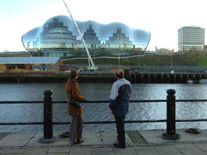 The Sage Gateshead, en Newcastle, un centro musical y cultural con dos auditorios a orillas del río Tyne, fue proyectado por Norman Foster en acero inoxidable y cristal, y se abrió el pasado diciembre.
