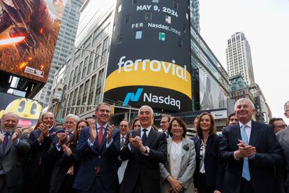 El presidente de Ferrovial, Rafael del Pino (en el centro), y otros directivos de la empresa, posan en Times Square (Nueva York) el día de su estreno en el Nasdaq.