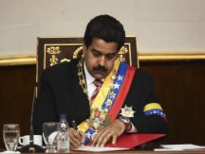 Fotograf&iacute;a cedida por la presidencia de Venezuela muestra al vicepresidente del pa&iacute;s, Nicol&aacute;s Maduro, firmando el acta como presidente encargado. EFE