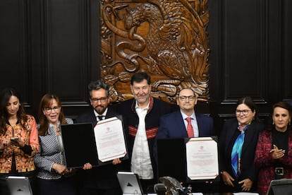 Entrega de constancias como embajadores a Genaro Lozano y Francisco de la Torre, el 20 de agosto del 2025.
