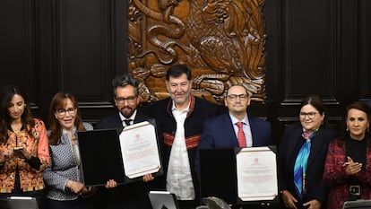 Entrega de constancias como embajadores a Genaro Lozano y Francisco de la Torre, el 20 de agosto del 2025.