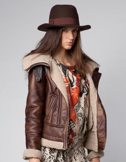 Sombrero marrón chocolate con cinta de raso. De Bershka. Precio: 12, 99 euros