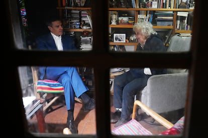 El presidente del Gobierno, Pedro Sánchez, conversa con la viuda del presidente José Mujica, Lucía Topolansky, en la chacra de Rincón del Cerro en Montevideo (Uruguay), el 22 de julio.