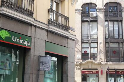 Una oficina de Unicaja y al fondo, una de EspañaDuero.