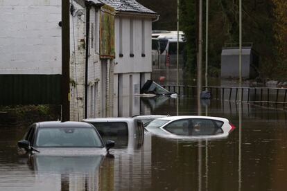 Varios automóviles sumergidos por los desbordamientos del río Taff en Nantgarw, una localidad cercana a Cardiff situada en el sur del Reino Unido.