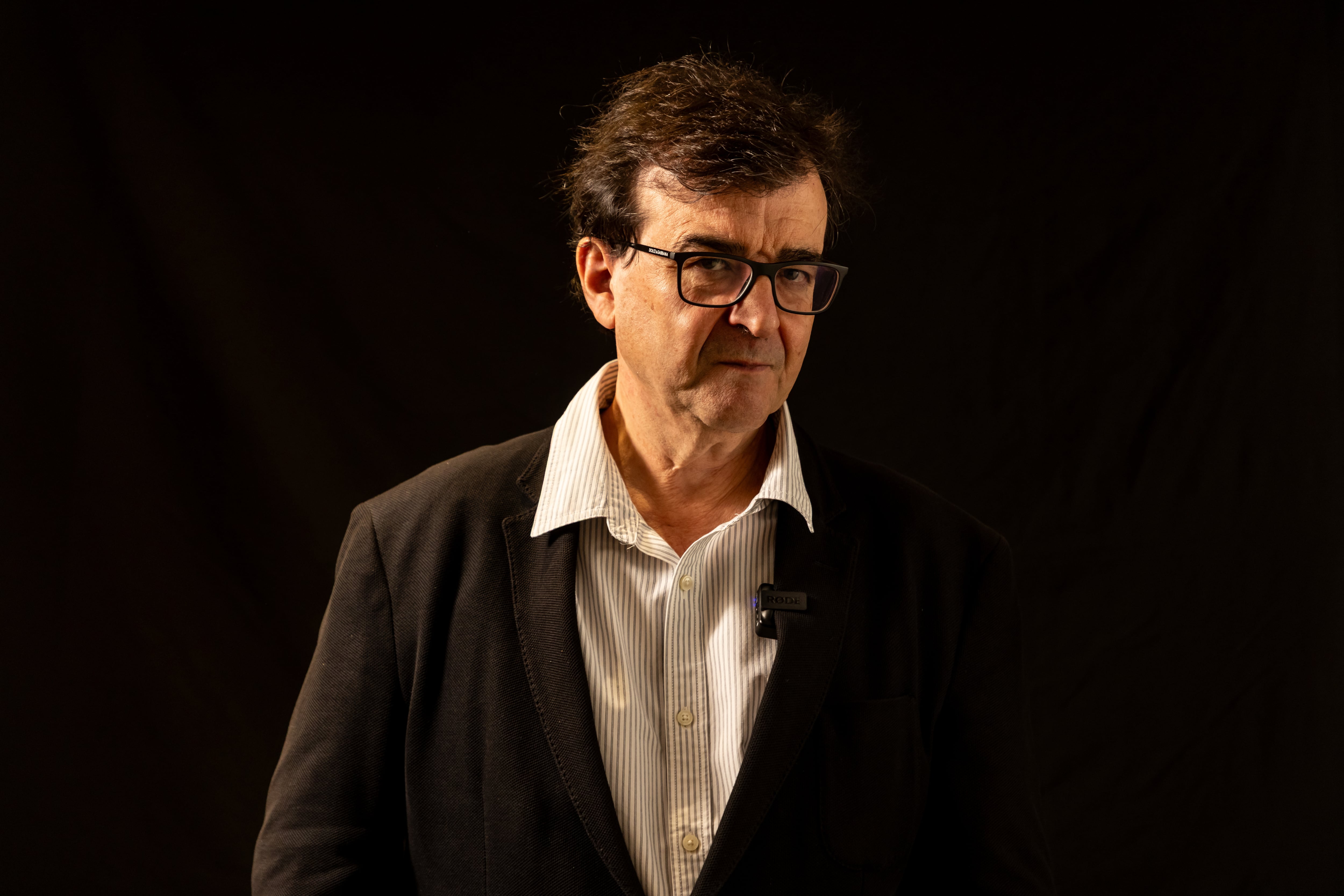 Es escritor Javier Cercas.