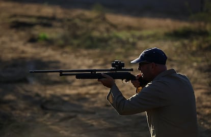 Eric Spencer prepara su arma para disparar un tranquilizante a uno de los 19 rinocerontes que van a viajar de Sudáfrica a Mozambique. El grupo de conservación Peace Parks Foundation (PPF), que está llevando a cabo la operación, pretende reubicar a más de 40 rinocerontes en los próximos dos años en este país.
 