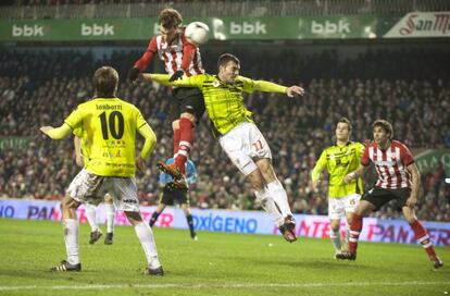 Amorebieta cabecea el bal&oacute;n en el partido de vuelta de las semifinales de la Copa del Rey, ante el Mirand&eacute;s