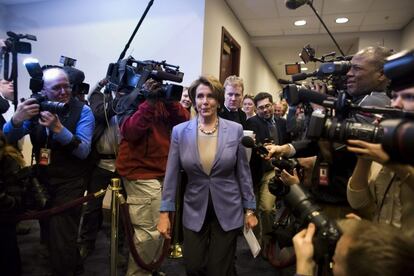 La líder de la Minoría de la Cámara de Representantes, Nancy Pelosi asiste a las reuniones para evitar el "precipio fiscal" celebradas en Washington, Estados Unidos.