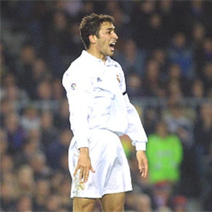 Raúl, durante un partido con el Madrid.