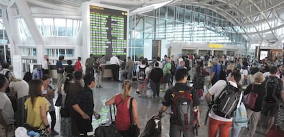 Pasajeros esperando en la terminal del aeropuerto de la isla de Bali (Indonesia).