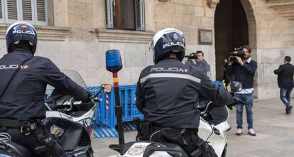 Agentes de policía preparados para dar seguiridad durante la vistilla en la Audiencia de Palma.