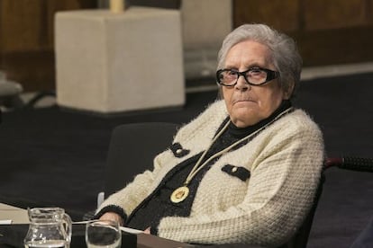 Neus Català el 2005, amb la Medalla d'Or de la Generalitat.