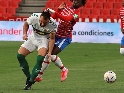 Domingos Quina (derecha) pelea el balón con Gonzalo Verdú este domingo en el estadio Nuevo los Cármenes.