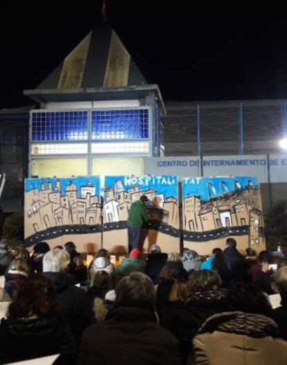 Vigilia de oración ante el Centro de Internamiento de Extranjeros (CIE) de la Zona Franca de Barcelona.