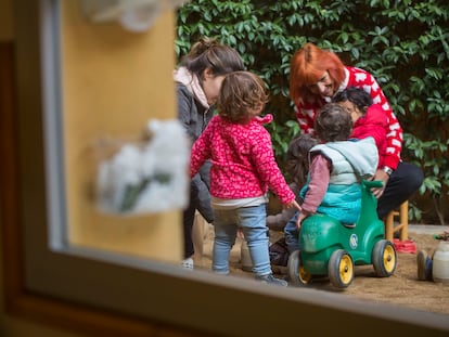 Varios menores en una guardería de Barcelona.