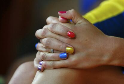 Detalle de las uñas, pintadas con los colores del arcoiris, de la atleta sueca Moa Hjelmer.