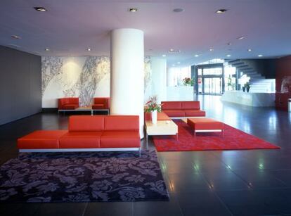El 'lobby' de entrada del Hotel Luz Castellón.