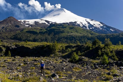 Una senderista camina en las faldas del volcán Villarrica.