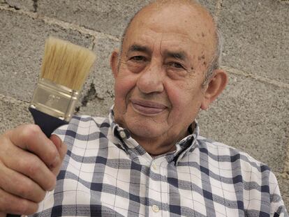 Manuel Piñeiro, el pintor que recibirá el homenaje del festival de cine de Lugo, con su instrumento de trabajo.