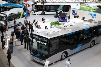 Exposición de autobuses ecológicos durante la anterior edición de la FIAA.