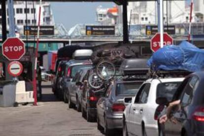 Varios vehículos esperan para embarcar en el puerto de Algeciras (Cádiz), donde la Operación Paso del Estrecho (OPE) se desarrolla hoy con fluidez y normalidad y se está registrando la entrada de entre 200 y 300 vehículos por hora en el acceso norte, el que más afluencias recibe.